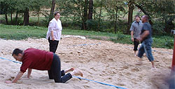 Beachvolleyball mit den Erwachsenen